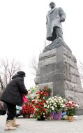Laying flowers at the monument to Taras Shevchenko