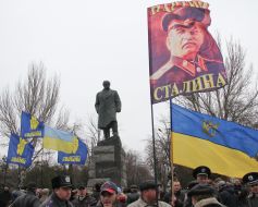 Laying flowers at the monument to Taras Shevchenko