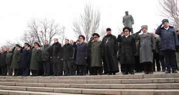 Laying flowers at the monument to Taras Shevchenko