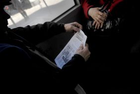 Man reads «Gazeta po-kievski samizdat»