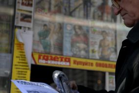 Man reads «Gazeta po-kievski samizdat»