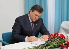 Viktor Yanukovich and Tadashi Idzawa