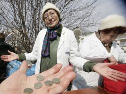 Buyer to the seller holds out the coins