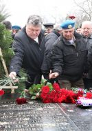 Учасники покладання квітів