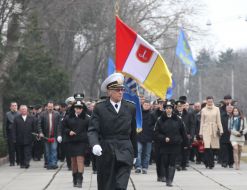 Учасники церемонії покладання квітів