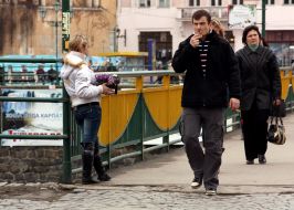 Девушка торгует крокусами и подснежниками