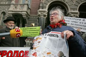Учасниця пікетування