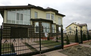 A house in the cottagesmall town «Olimpik-Park»