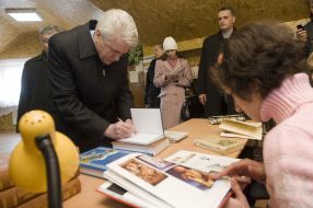 Владимир Литвин осматривает библиотеку