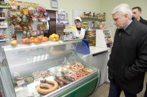 Владимир Литвин осматривает магазин