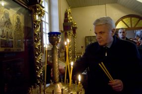 Владимир Литвин ставит свечу