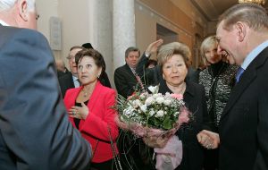 Valeriy Pustovoytenko, Leonid Kuchma, Lyudmila Kuchma and Naina Yeltsina