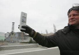 Дозиметрист перевіряє рівень радіації 