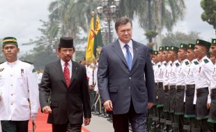 Viktor Yanukovich and Hassanal Bolkiah