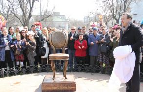 Михаил Рева у памятника Двенадцатому стулу