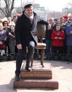 Михаил Рева у памятника Двенадцатому стулу