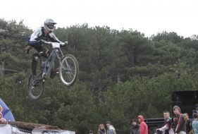 Участник соревнований выполняет трюк