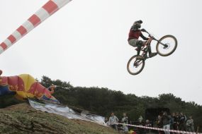 Участник соревнований выполняет трюк