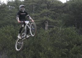 Участник соревнований выполняет трюк