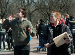 Хлопчик несе шпаківню