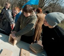 Хлопчики роблять шпаківню