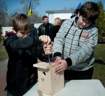 Хлопчики роблять шпаківню