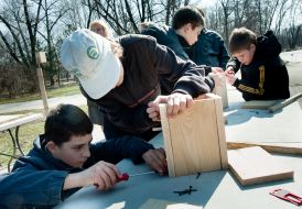 Хлопчики роблять шпаківню