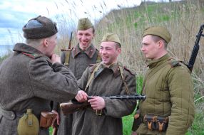 Участники военно-исторической реконструкции