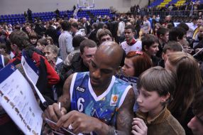 Ramel Curry signs autographs