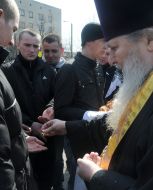 Priest gives crosses  to the draftees 