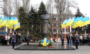 Laying flowers at the monument to Georgiy Beregovoy