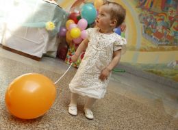 Девочка с воздушным шариком