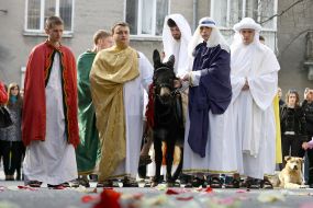 Dramatized show "Entry of Jesus to Jerusalem on a donkey"