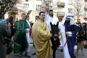 Dramatized show "Entry of Jesus to Jerusalem on a donkey"