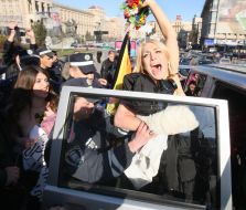 Милиционеры задерживают активисток FEMEN