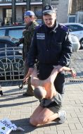 Милиционер задерживает активистку FEMEN