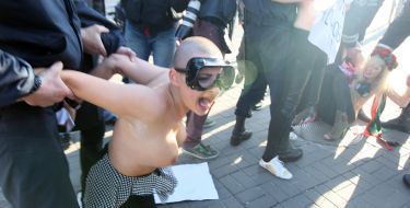 Милиционеры задерживают активисток FEMEN