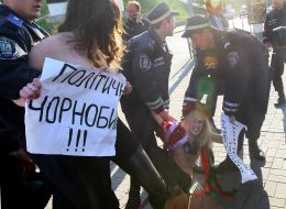 Милиционеры задерживают активисток FEMEN