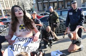 Милиционеры задерживают активисток FEMEN