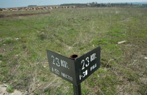 Указатель возле участка на кладбище