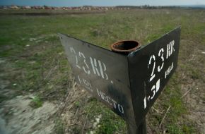 Указатель возле участка на кладбище