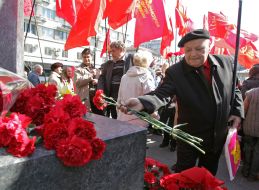 Возложение цветов к памятнику Ленину