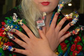 Акрилове ліплення на нігтях