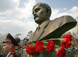 Bust of Nikolay Titenok