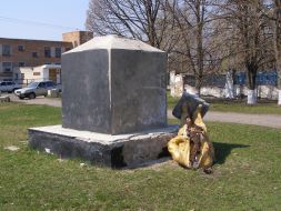 Headless statue of Lenin
