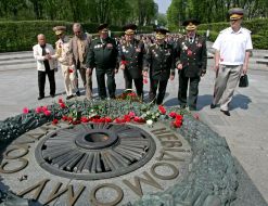 Церемония возложения цветов к Вечному огню