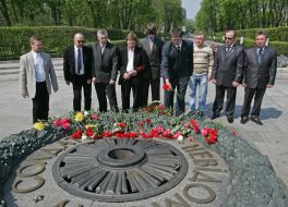 Церемония возложения цветов к Вечному огню