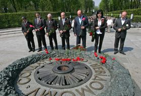 Церемония возложения цветов к Вечному огню