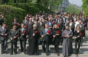 Церемония возложения цветов к Вечному огню