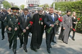 Церемония возложения цветов к Вечному огню